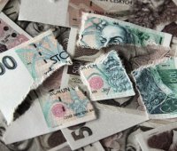 Natržené bankovky nesmí obchodníci odmítnout